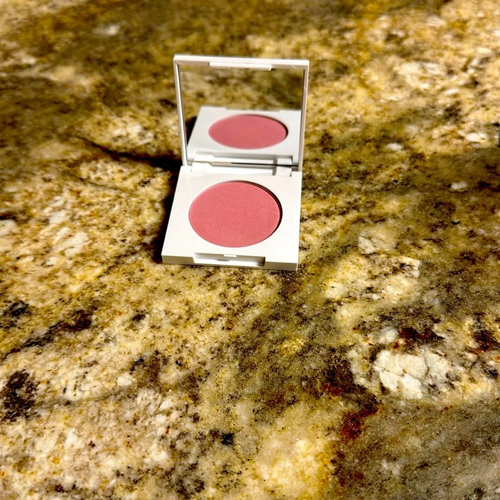 Clinique “iced lotus” blush - Picture 1 of 5